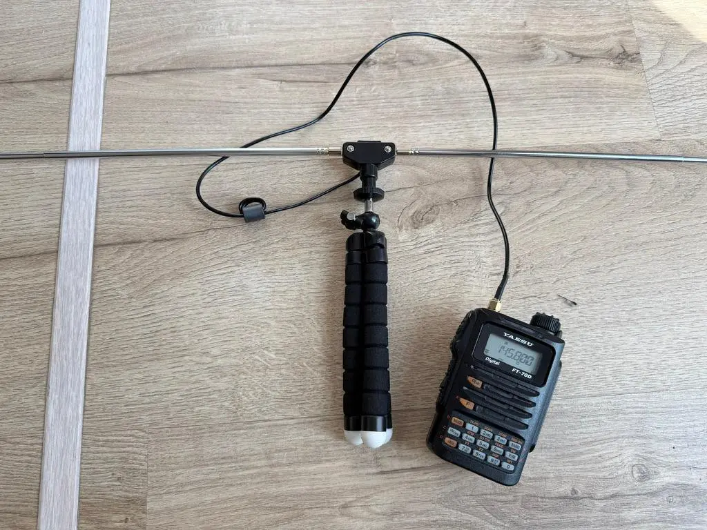 Портативная радиостанция Yaesu FT-70D с антенной, использованная для приёма сигнала SSTV с МКС.