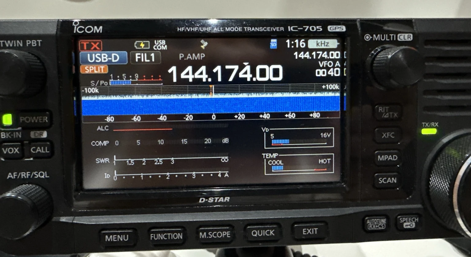 Мой Icom IC-705: на дисплее 144.174 МГц и режим USB-D. Фотография станции, не текущая частота.
